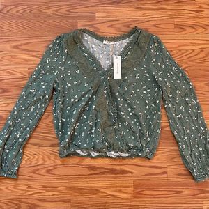NWT Francesca’s Mi Ami Green Floral Long Sleeve Top Sz M